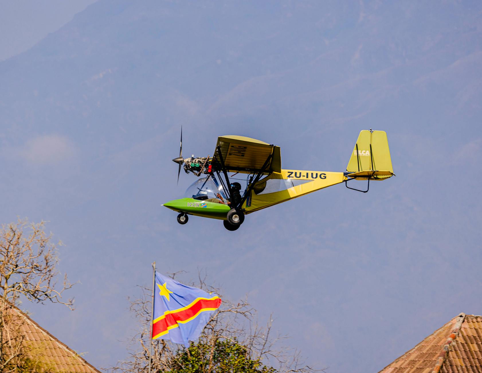 Ultralekki samolot nad malowniczym krajobrazem Afryki