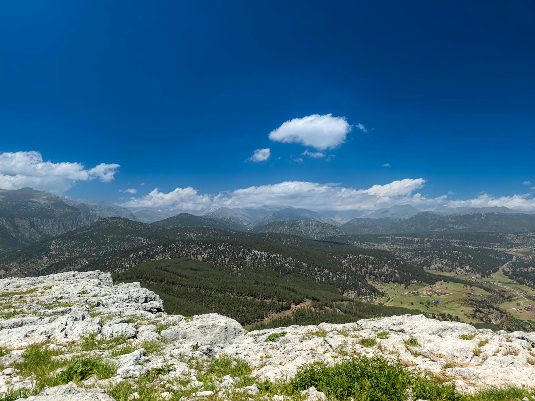 Panorama gór Taurus oglądanych z Gülek w Turcji w słoneczny dzień