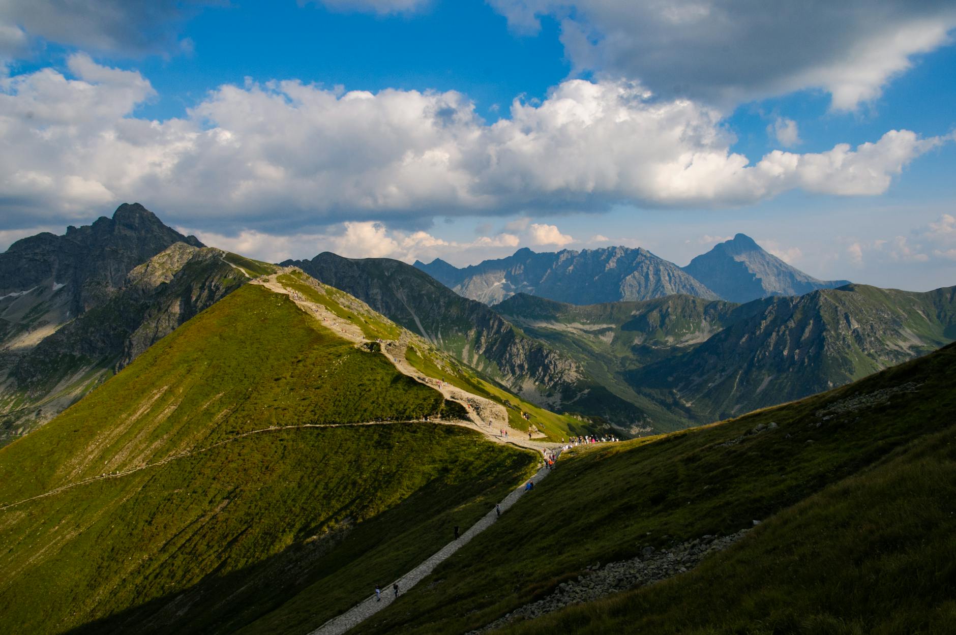 Szlak turystyczny z widokiem na Tatry w okolicach Zakopanego