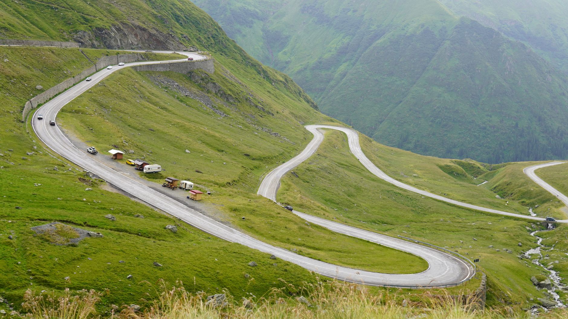 Droga Transfagaraska wijąca się wśród zielonych gór w Rumunii